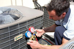 HVAC tech repairing an AC at an Orlando home